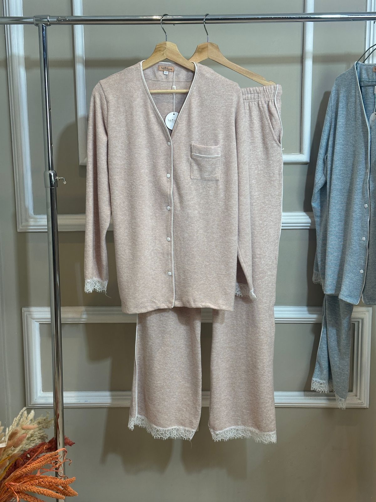 Ella - Pyjama Boutonné - Confort enveloppant et charme intemporel